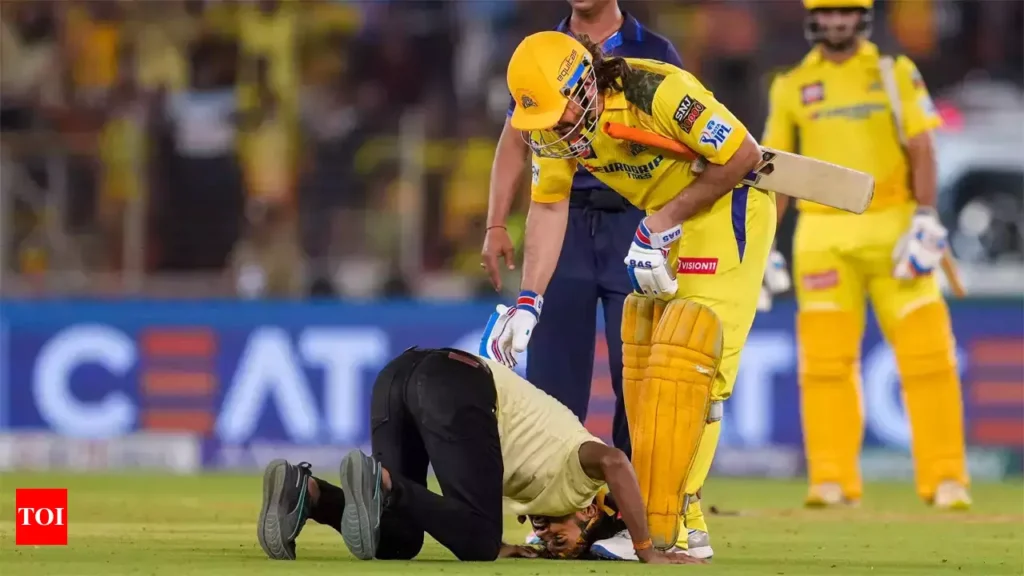 MS Dhoni Hits Two One-Handed Sixes and then Hugs Fan who Reached Security to Touch his Feet